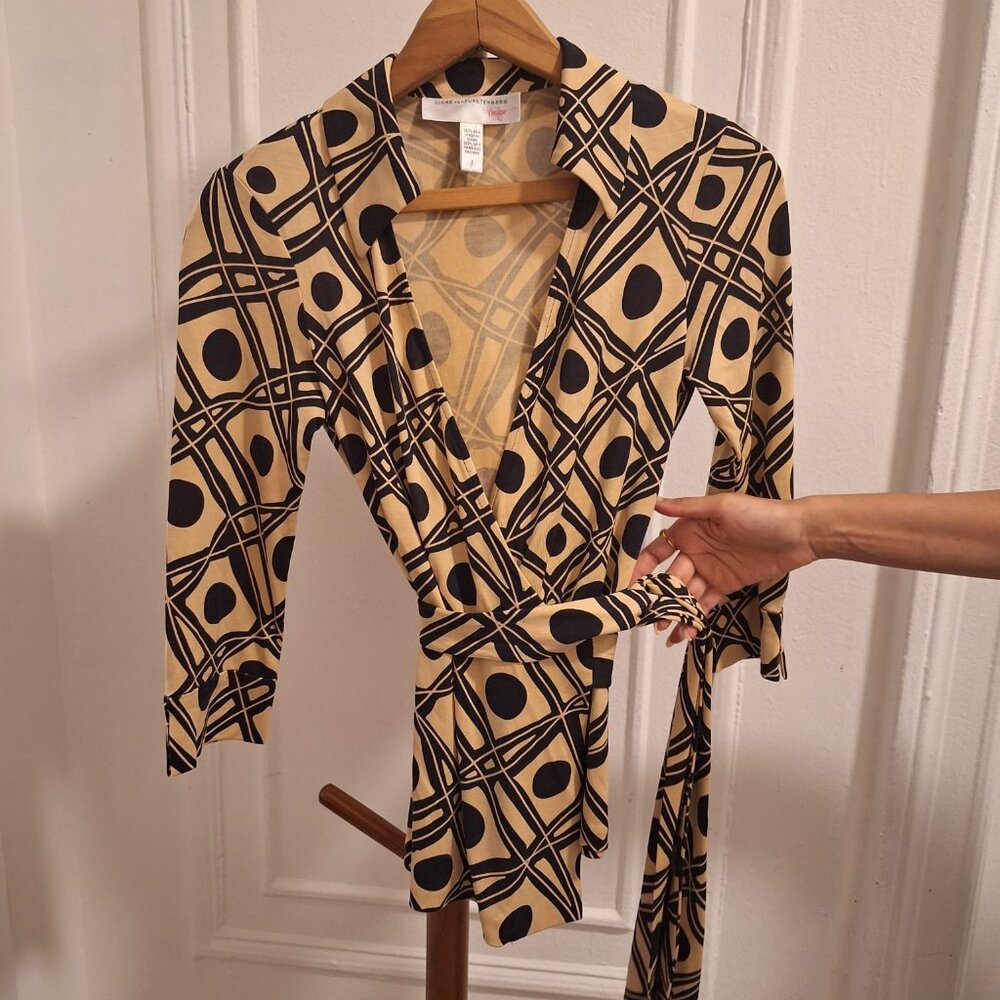 Diane von Furstenberg Size 2 Beige and Black Printed Silk Jersey Jill Wrap top